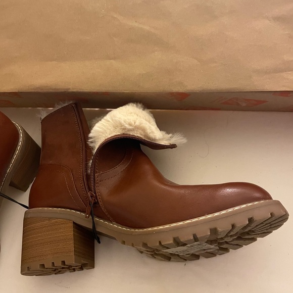 Ladies, 12, fur lined ankle boots. - Picture 3 of 4